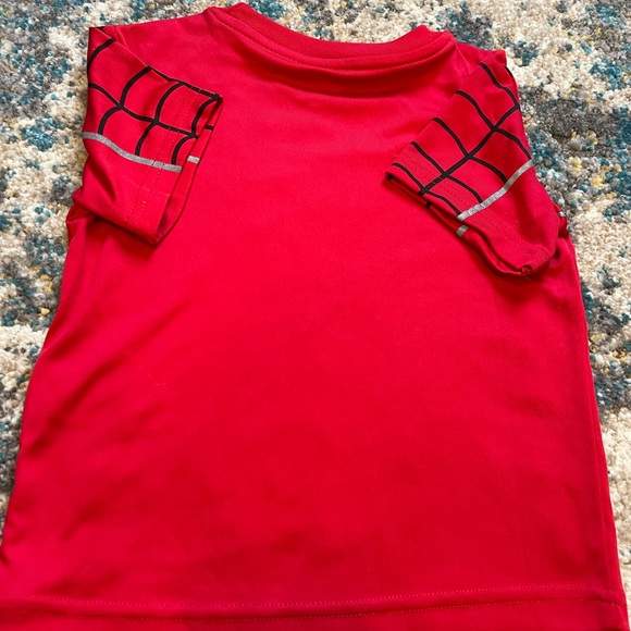 Marvel character 2 tops , and dinosaur top ( boys) - Picture 4 of 8